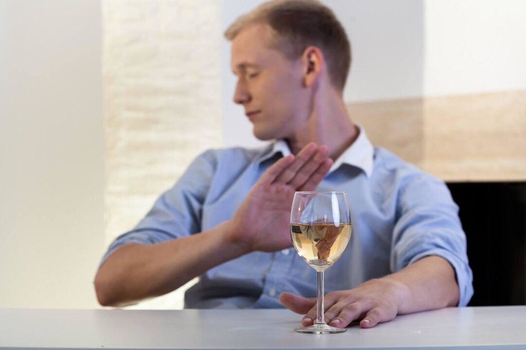 Ayant réalisé le problème, un homme peut arrêter de boire de l'alcool par lui-même